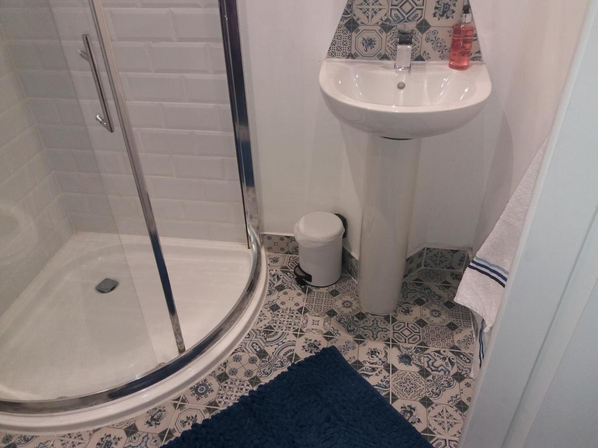 Wavecrest Hotel Holyhead Buitenkant foto