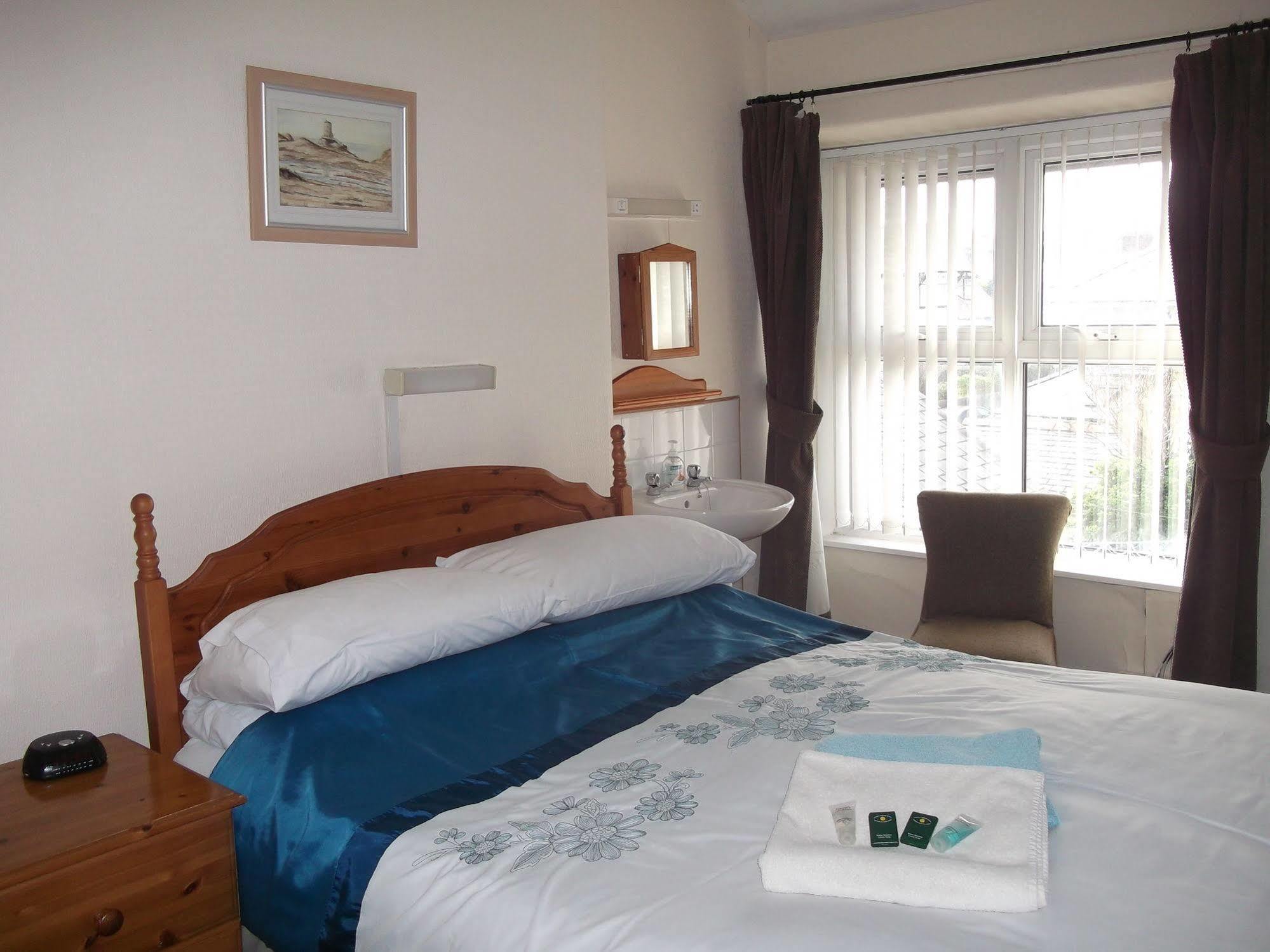 Wavecrest Hotel Holyhead Buitenkant foto
