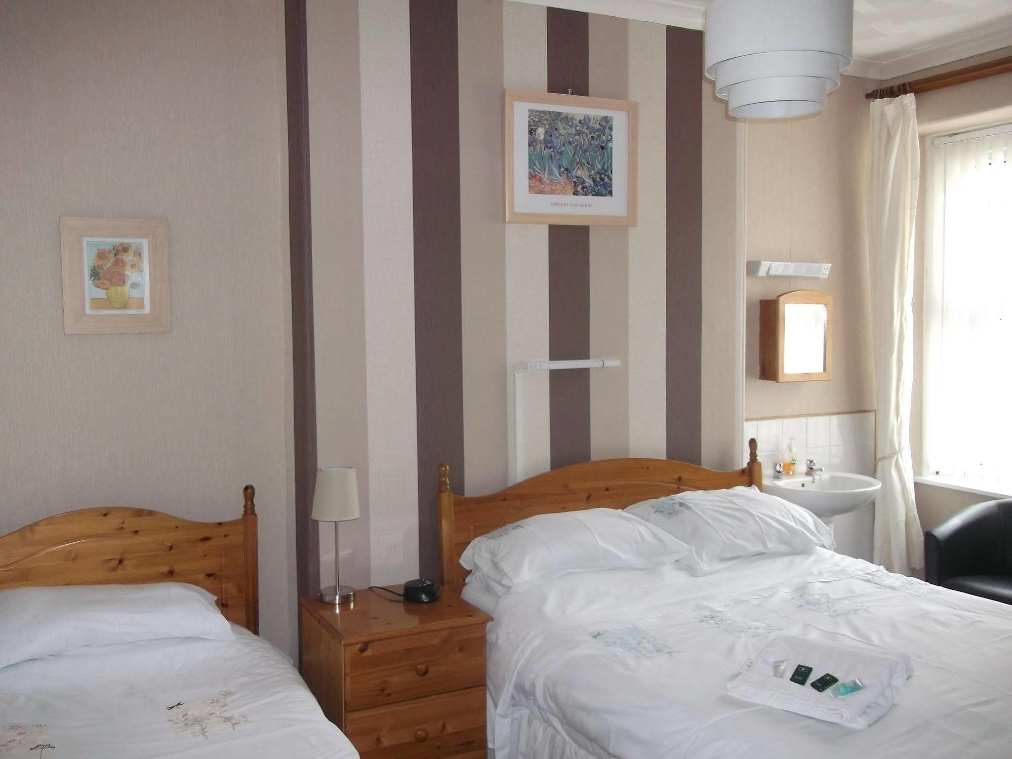 Wavecrest Hotel Holyhead Buitenkant foto