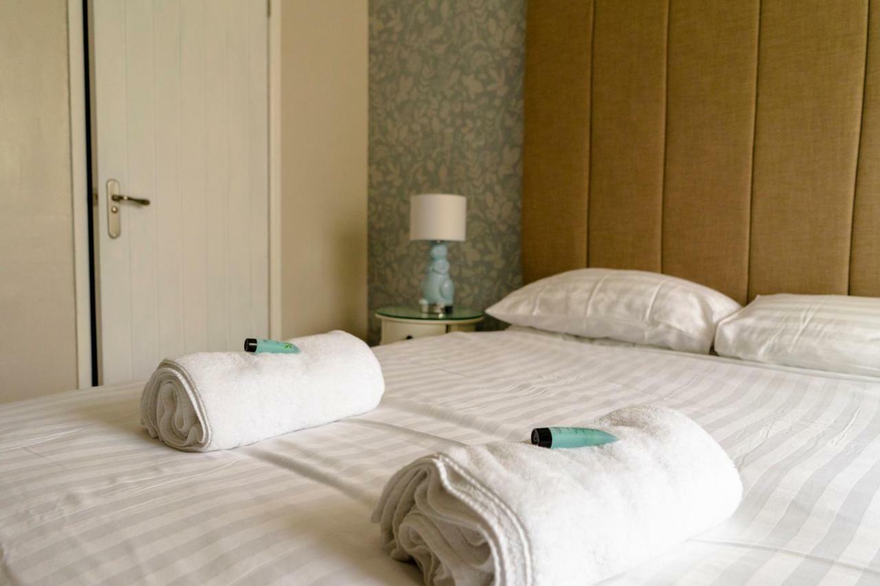 Wavecrest Hotel Holyhead Buitenkant foto