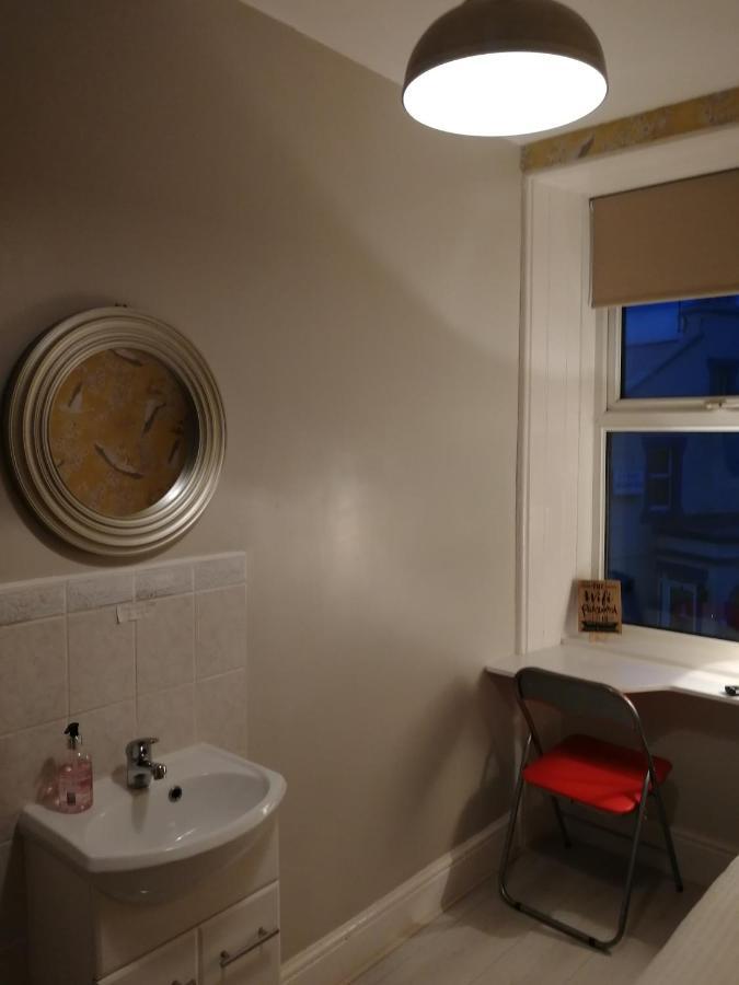 Wavecrest Hotel Holyhead Buitenkant foto